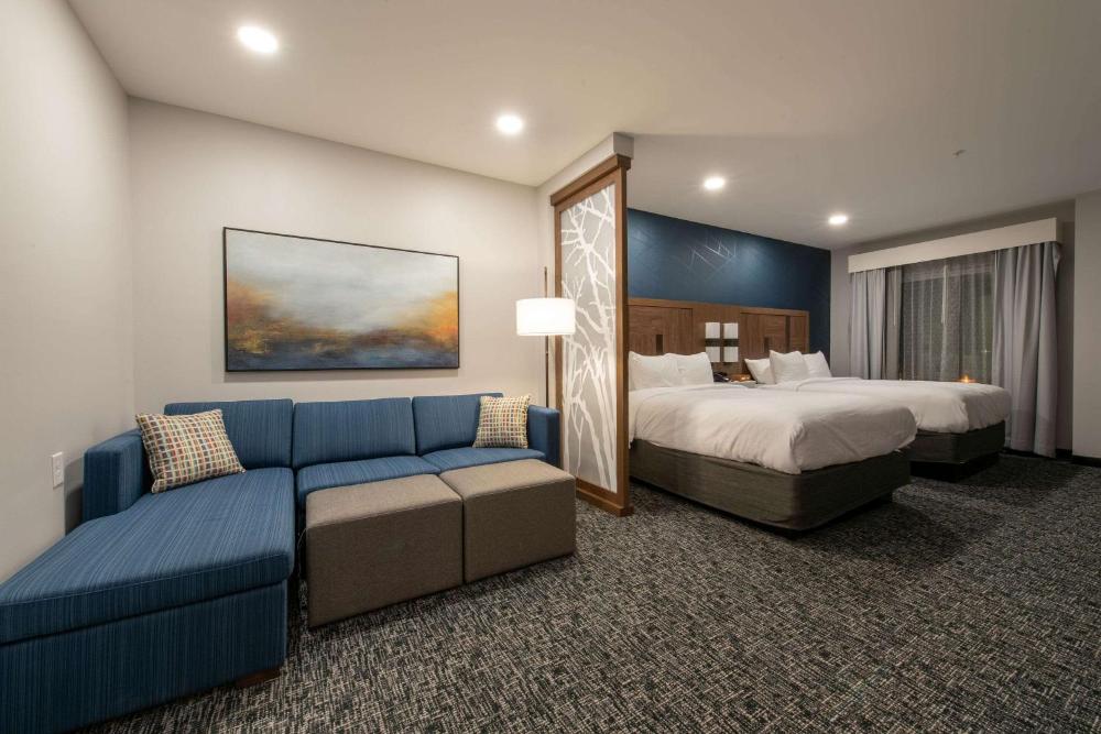 Queen Suite with Two Queen Beds - Golf Course View interior