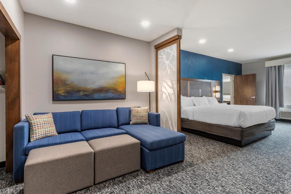 King Suite with Whirlpool - Non-Smoking interior